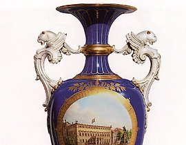 八角形底座上的瓷瓶，带有生饼陶把手。KPM 柏林。1875年。