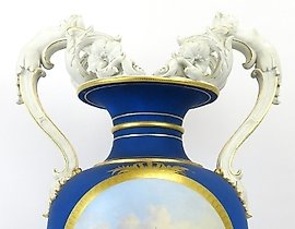 八角底座带把手的瓷花瓶。KPM 柏林。1875 年。