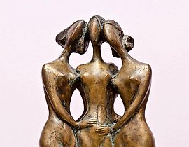 The translation of "Three friends" into English is "Three friends." It appears to already be in English. If you have a different text that needs translation, please provide it!