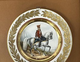 手绘“卫兵骑兵团军官”瓷盘