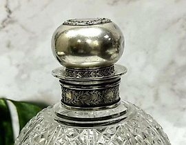 ШТОФ. ХРУСТАЛЬ, СЕРЕБРО BOLIN can be translated into simplified Chinese as:

酒壶。水晶，银 BOLIN