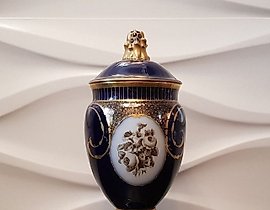 独特的Bing Grondahl花瓶，装饰有Theodor Larsen的金色图案。