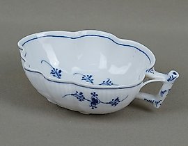 The translation of "блюдо Royal Copenhagen" into English is "Royal Copenhagen dish."