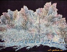 The translation of the text "Сиреневое поле Шелк-горячий батик" into English is "Lilac field Silk - hot batik."