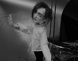 The translation of "Чей-то портрет цернит" into English is "Someone's portrait is tarnished."