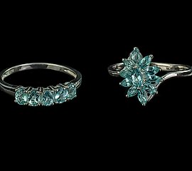 两个镶有俄罗斯翡翠的戒指