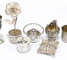 白银和白色金属制品的收藏品，包括俄罗斯镀金桶