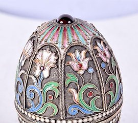 俄罗斯银蛋，带有底座的珐琅装饰
