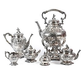 完整的银茶和咖啡套装