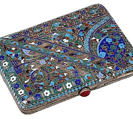 大型俄罗斯银制烟盒，带有可折叠的盖子。