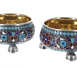 一对开放式的俄罗斯银盐瓶