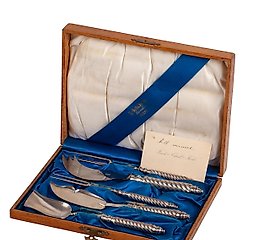 俄罗斯银饰品套装，镀金，用于盛放美味佳肴。