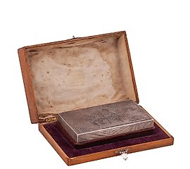 俄罗斯银质雕刻雪茄盒，上面刻有骑兵的图案。