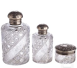 三件装饰品套装。