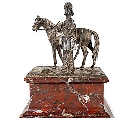 精确的雕塑，具有良好的解剖和比例，描绘了士兵和马。