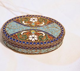 美丽的俄罗斯银制和珐琅制药丸盒