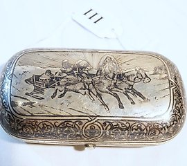 古老的俄罗斯烟斗盒“三马车”