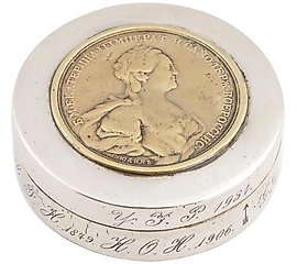 俄罗斯古董银盒，上面镶有叶卡捷琳娜二世的奖章。