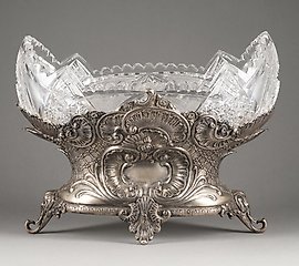 无色玻璃杯，装饰有菱形和星星图案。