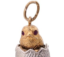 美丽的俄罗斯蛋形吊坠，巧妙地制成孵化中的小鸡形状。