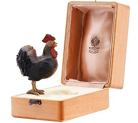 俄罗斯手工雕刻的石英公鸡雕像，镶有钻石。