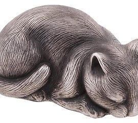 俄罗斯的银制雕塑是以躺着的猫的形状制作的。