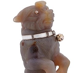 俄罗斯切割的狗形状的玛瑙雕塑，由黄金、银和钻石制成