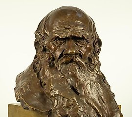 列夫·托尔斯泰的半身像。