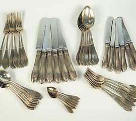 六人用俄罗斯银餐具套装，共42件。