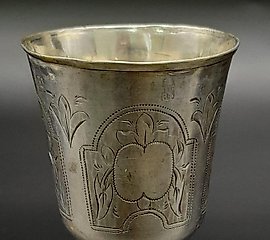 AN ANTIQUE SILVER RUSSIAN KIDDUSH CUP, HAND ENGRAVED. 44.5...