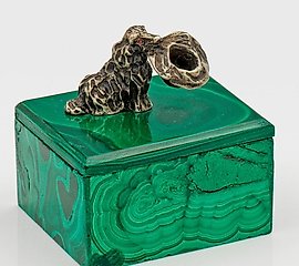 Small malachite box with a figurative knob