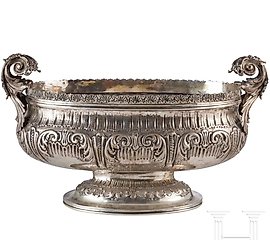 椭圆形的身体和凸出的洛可可风格的腿