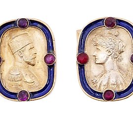 镀金的银质袖扣，上面刻有尼古拉二世和亚历山德拉的图像。