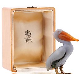 俄罗斯的剪影鹈鹕雕刻玛瑙摆件，镶嵌着半宝石。