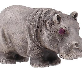 俄罗斯的银色河马雕像，眼睛镶嵌着红宝石。