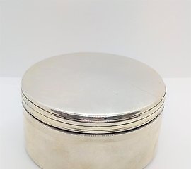 俄罗斯银制圆形盒子，带螺旋盖。