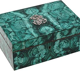 古代俄罗斯的镀金青铜雕花盒子，上面镶嵌着孔雀石。