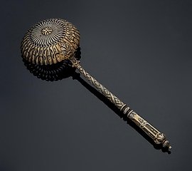 Серебряные щипцы для сахара с эмалью плике.