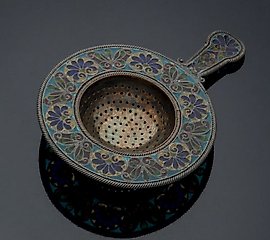 Серебряные и эмалированные щипцы для сахара.