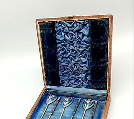 六个镀金的俄罗斯银茶匙，带有琺瑯装饰。