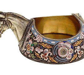 俄罗斯银制圆底锅，带有雕刻的手柄。