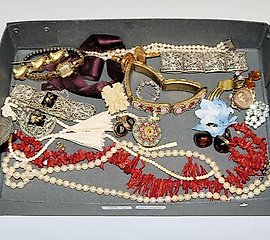 古董饰品和两个茶杯与勺子