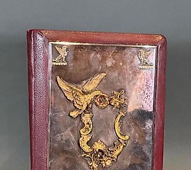 法贝热：带有银质细节的办公桌文件夹，由皮革和丝绸制成