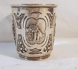 沉重的，可能是俄罗斯的银杯，具有精美的浮雕装饰。