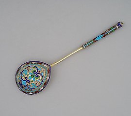 俄罗斯银制糖罐，由伊万·萨尔季科夫的尼罗装饰。