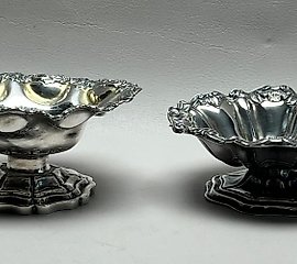 两个俄罗斯帝国的银制底座