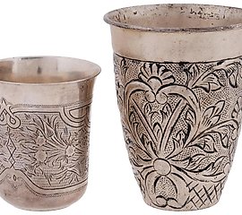 古董俄罗斯银杯，手工雕刻花卉装饰。