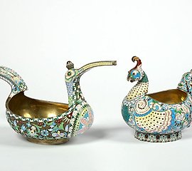 两个银制的碗，分别为84和88金分，采用克洛伊松技法装饰。