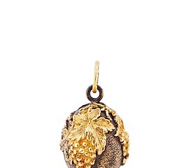 银葡萄藤镶金蛋，按照84标准镀金。