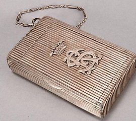 俄罗斯的金色和银色香烟盒和背心